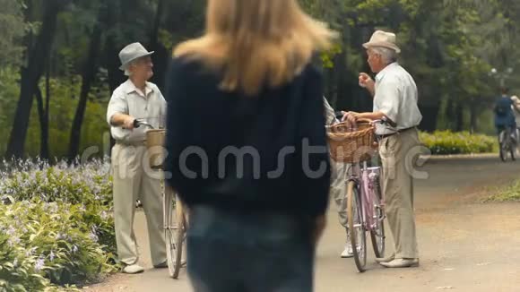 高级运动男在公园里和路过的女人调情视频的预览图