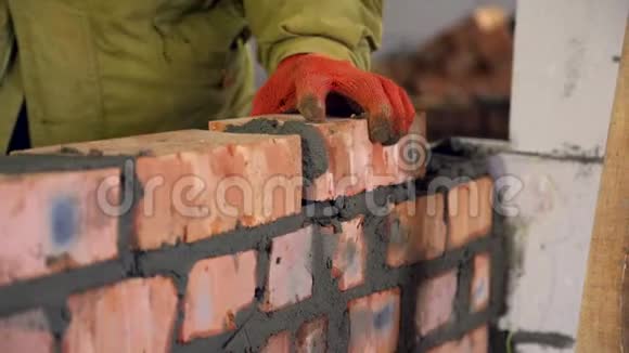 砌砖把砖头放在工地上的手视频的预览图