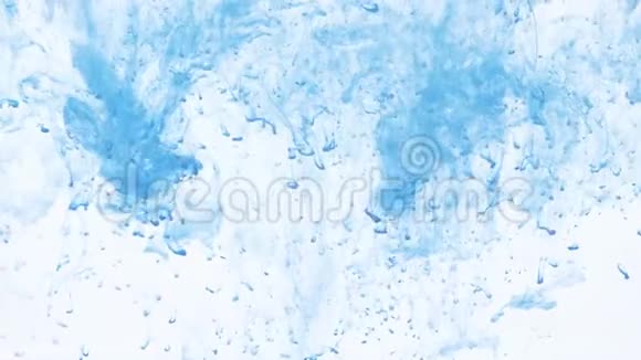 彩色墨云在水中生长视频的预览图