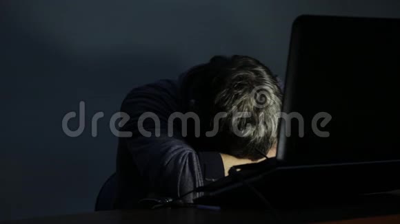 胡须男在笔记本电脑前醒来开始高兴起来视频的预览图