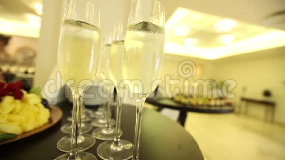 喜庆的新年桌上放着香槟酒杯视频的预览图