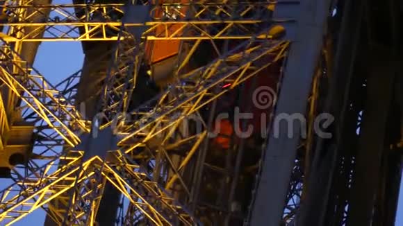 巴黎埃菲尔铁塔的移动电梯Telephoto镜头拍摄视频的预览图