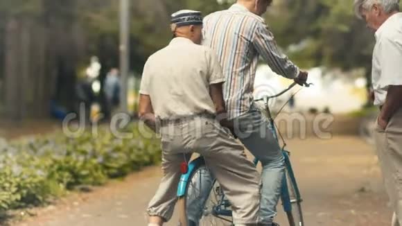 公园里骑自行车的年轻人和老年人视频的预览图