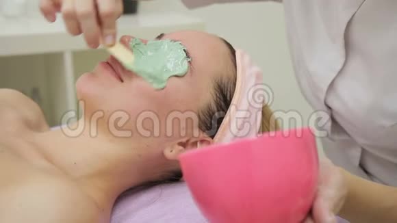 有经验的美容医生在诊所里给躺着的女人戴上面具视频的预览图