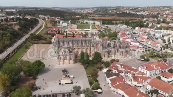 巴塔哈葡萄牙城市全景和圣玛丽亚大VitAria修道院Batalha修道院视频的预览图