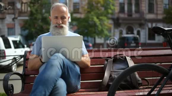年长的白发男子喜欢在外面工作视频的预览图