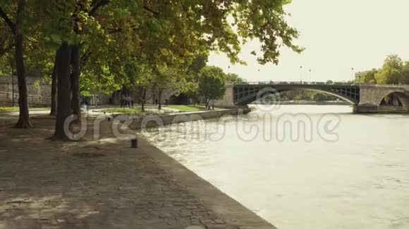 法国秋季巴黎塞纳河河堤上散步视频的预览图