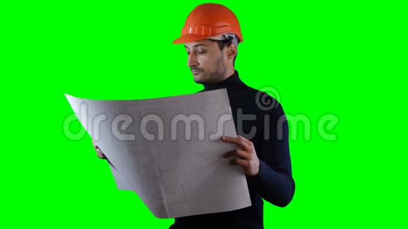 一个戴着安全头盔的人在绿色屏幕上看到蓝图彩色钥匙背景视频的预览图