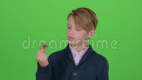 十几岁的孩子看着一个比特币然后芯片变成了绿色屏幕上的两个视频的预览图