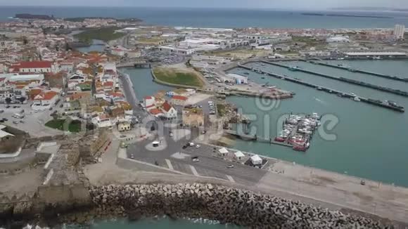 从上面看到葡萄牙佩尼基港美丽景色的空中镜头运动中的4K质量视频的预览图