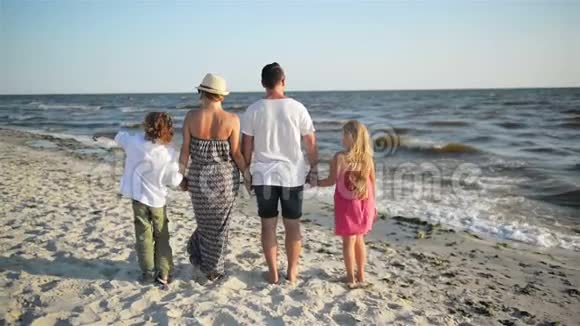 夏日度假时海上欢乐家庭的后景母亲父亲儿子和女儿视频的预览图