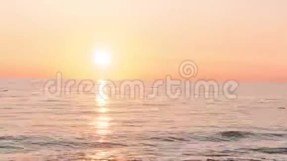 时光流逝时光流逝美丽的五彩缤纷的夕阳在海上照耀着全景美丽世界自然户外旅行回来视频的预览图