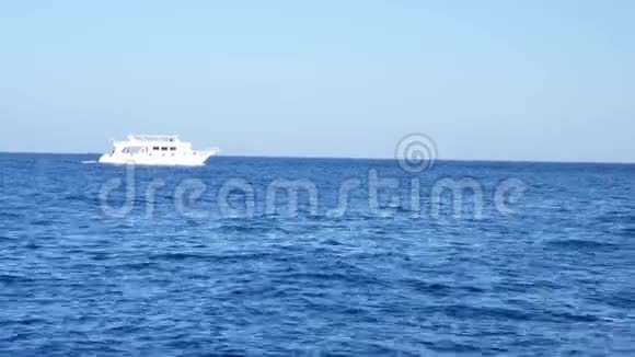 白船游艇在蓝色的海水或海洋中航行视频的预览图