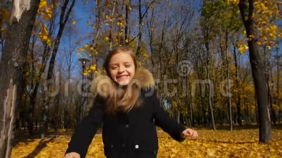 秋天公园跑的快乐小女孩视频的预览图