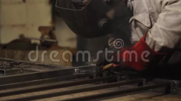 在工厂车间进行金属施工时对焊工进行特写视频的预览图