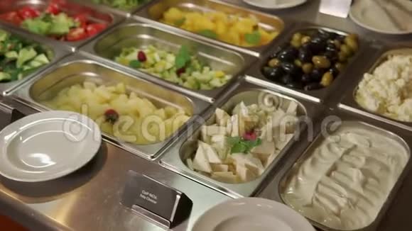 近景自助餐各种小吃在容器里躺着新鲜的食物视频的预览图