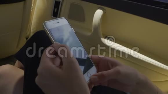 女性手在智能手机上查看电子邮件女性乘坐出租车触摸屏视频的预览图