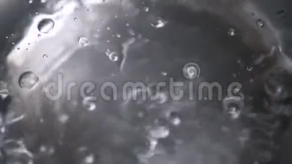 水在金属锅中沸腾气泡很大视频的预览图