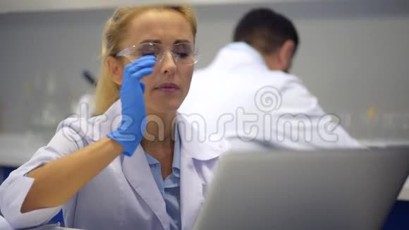 可怜的女研究员在工作中剧烈头痛视频的预览图