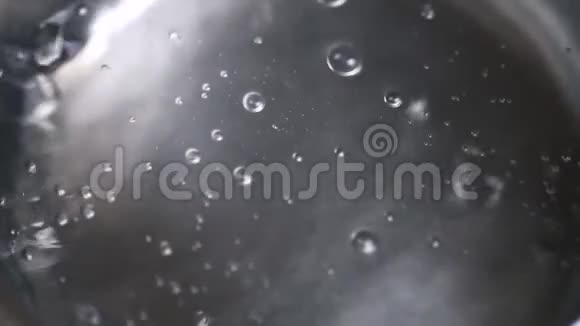 水在金属锅中沸腾中等气泡视频的预览图