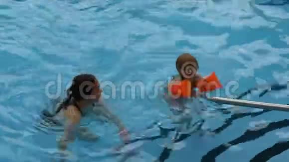 母亲和女儿在游泳池里视频的预览图