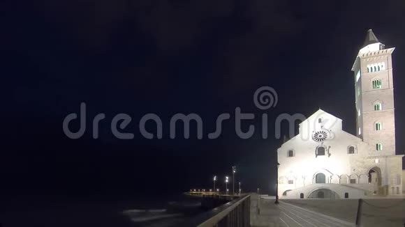意大利南部沿海城镇天主教大教堂的日出时间视频的预览图