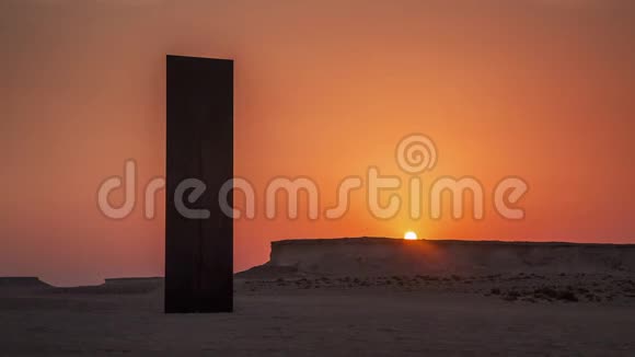 卡塔尔纪念碑在沙漠中时光流逝阳光明媚无水的热沙落在石头后面视频的预览图