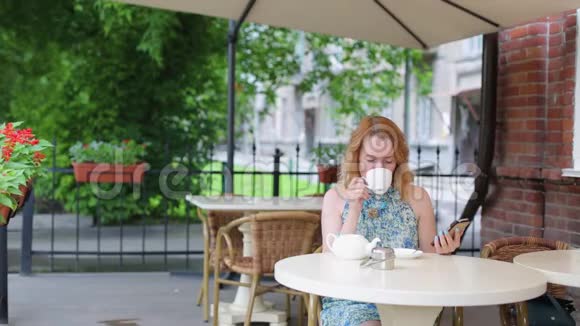快乐微笑的女人在户外泡绿茶夏季背景健康的饮食观念景深较浅视频的预览图