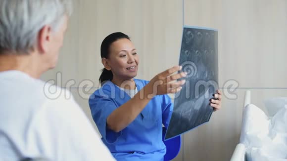 专业医生检查一位老人的X光扫描视频的预览图