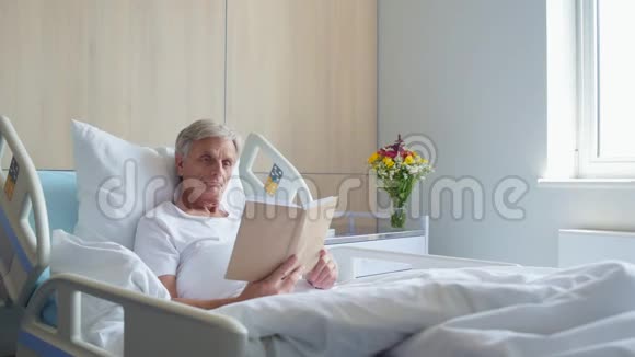 可怜的老病人在床上看书视频的预览图