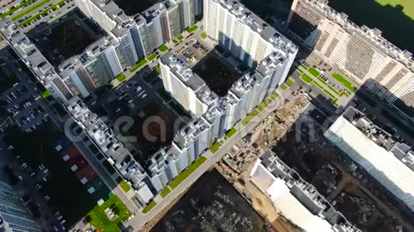 在建综合楼住宅高层建筑动作附近可见对比的俯视图视频的预览图