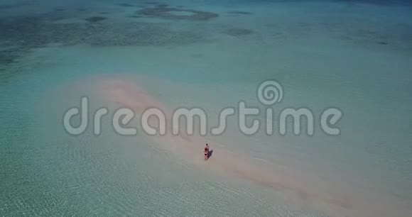 V03870飞机飞行无人机马尔代夫白色沙滩2人年轻夫妇浪漫爱情阳光明媚视频的预览图