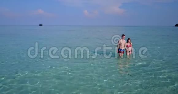 V03993飞机飞行无人机马尔代夫白色沙滩2人年轻夫妇浪漫爱情阳光明媚视频的预览图