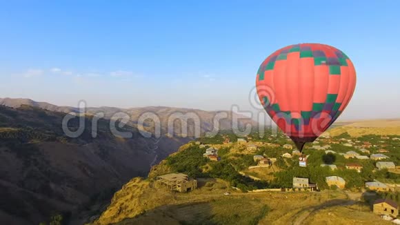热气球飞越美丽的亚美尼亚Halidzor村和山区视频的预览图