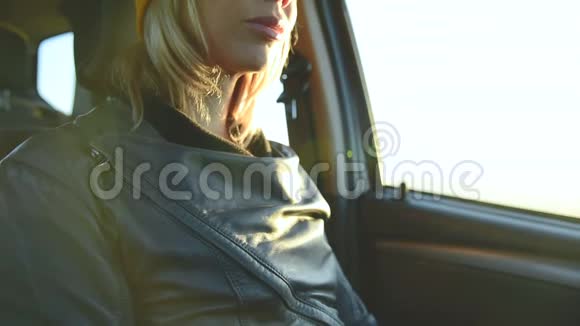 动作女孩在下车前将安全带系好安全驾驶概念视频的预览图