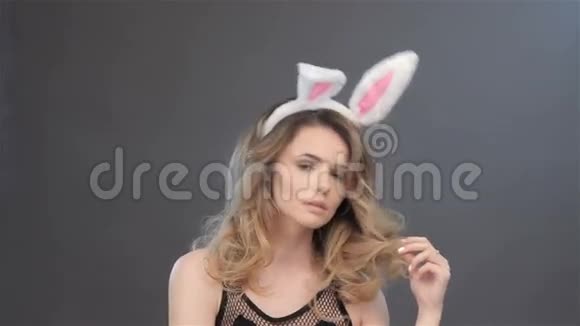 女孩长着兔子耳朵视频的预览图