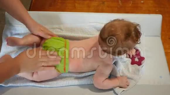 可爱的婴儿按摩背部视频的预览图