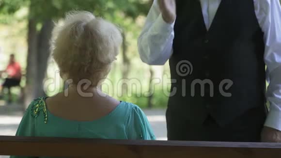 穿西装的老人邀请一位女士跳华尔兹视频的预览图