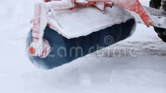 拖拉机与雪犁设备从街道上清除雪暴雪视频的预览图