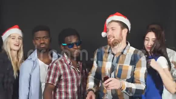 年轻的混血朋友在演播室的圣诞晚会上跳舞视频的预览图