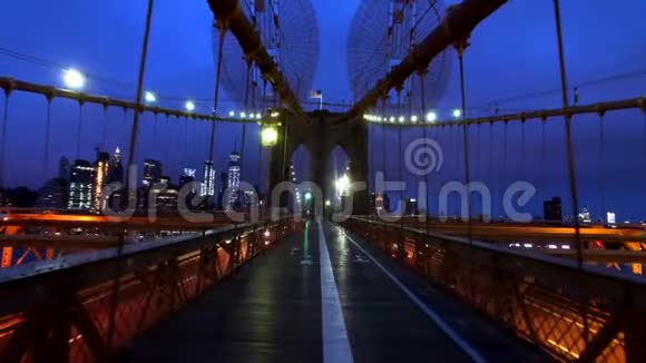 晚上人们在布鲁克林大桥散步视频的预览图