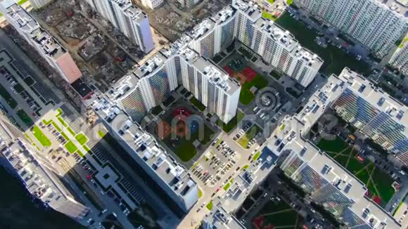 在建综合楼住宅高层建筑动作附近可见对比的俯视图视频的预览图