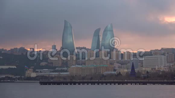 火焰塔的景色一月傍晚阿塞拜疆巴库视频的预览图
