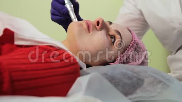那个女孩在手术过程中bb发光把脸贴紧恢复皮肤的活力创新技术视频的预览图
