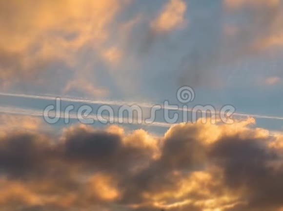 飞机线夏季橙云背景视频的预览图