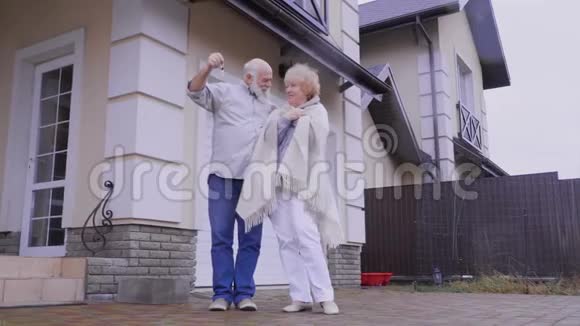 带着新房子里的钥匙的快乐老人和女人视频的预览图