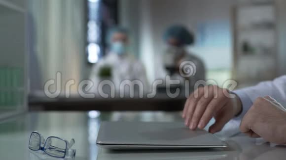 科学家打开笔记本电脑开始在实验室医学研究项目的工作视频的预览图