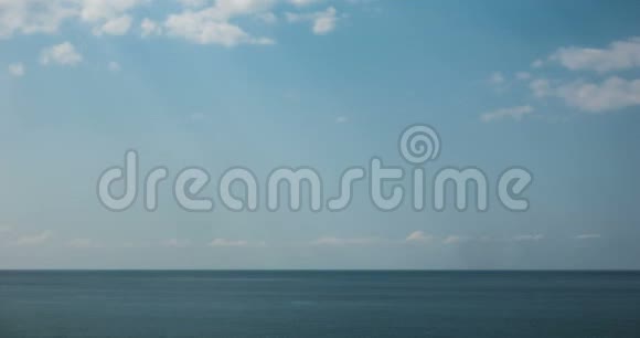 夏日宜人的海景碧波荡漾蓝天白云地平线海洋视频的预览图