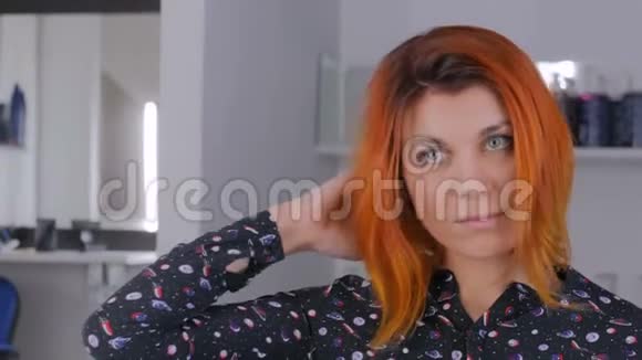 美容美发店的一位头发呈橙色的漂亮年轻女士视频的预览图