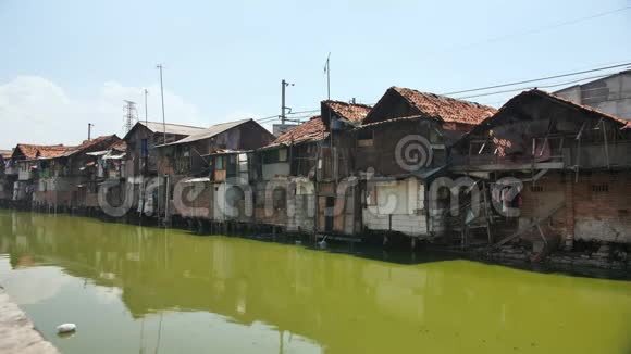 雅加达河岸上的贫民区印度尼西亚视频的预览图
